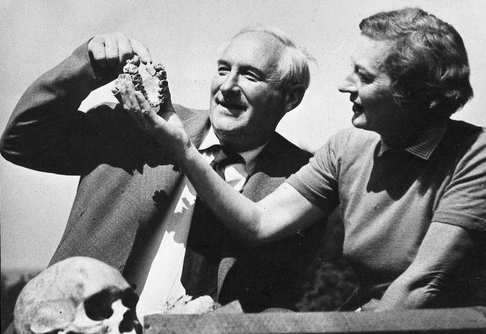 Louis and Mary Leakey in 1961, looking at the tooth and palate of the Zinj, Australopithecus boisei fossil.