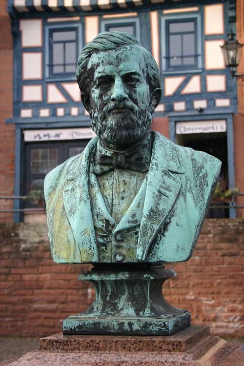 Bronze Reis statue in Gelnhausen.