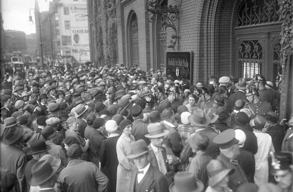 In the fight for their savings deposits. Crowds of people in front of the municipal savings bank in Berlin. Great Depression