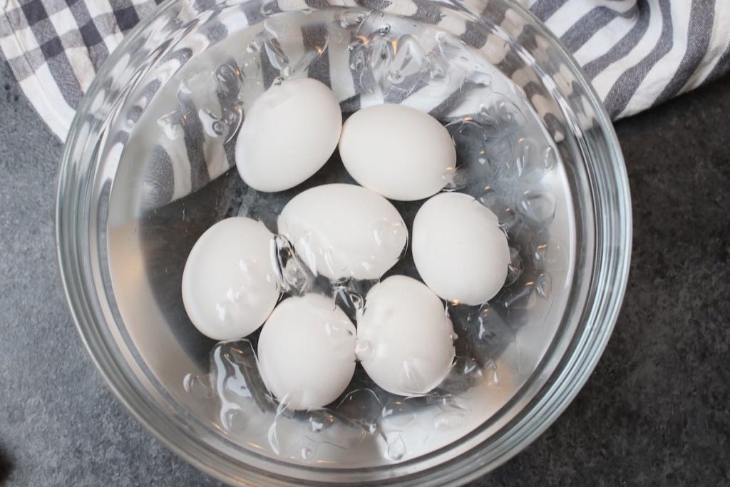 Does cold water help peel eggs?