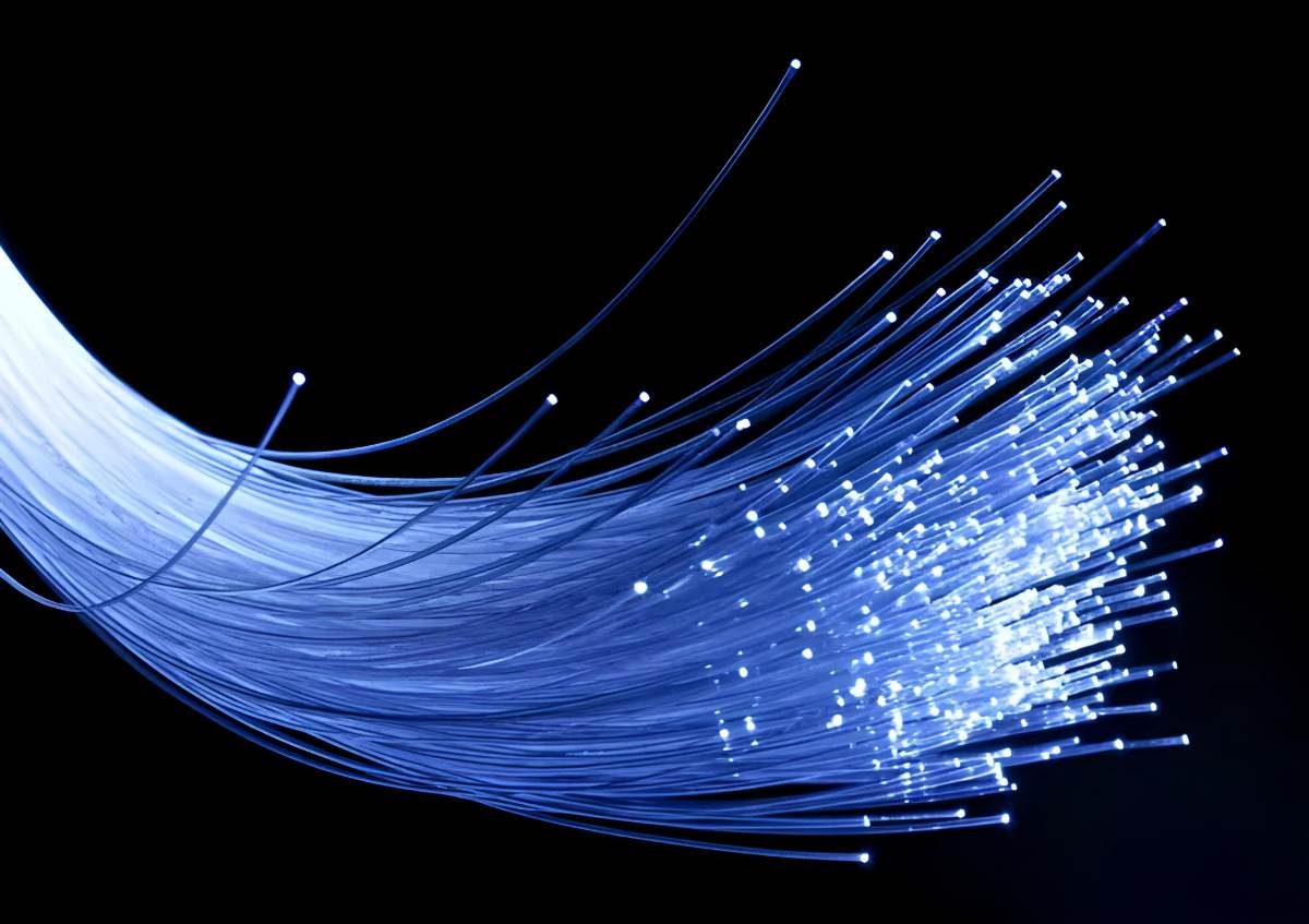 How does data travel on the internet (fiber optic cables)