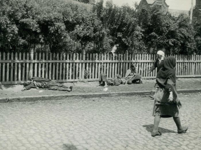 History of Ukraine: Starving peasants on a Kharkiv street in 1933.