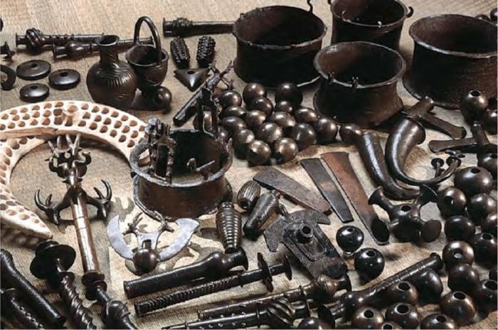 Crowns, scepters, and mace heads found in the 'Treasure Cave' in the desert are more than 400 prestigious metal artifacts. 