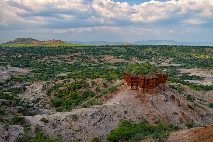 The Olduvai Gorge in Tanzania also stands out for its very colorful terrain. Louis Leakey and Mary Leakey.