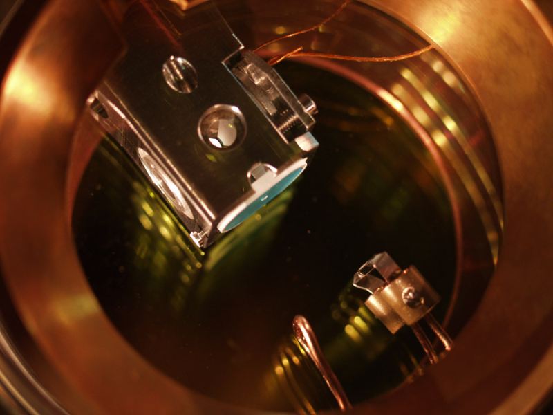 The "emitter atom" is imprisoned between the conically formed mirrors within the holder in an optical resonator. © Max Planck Institute of Quantum Optics