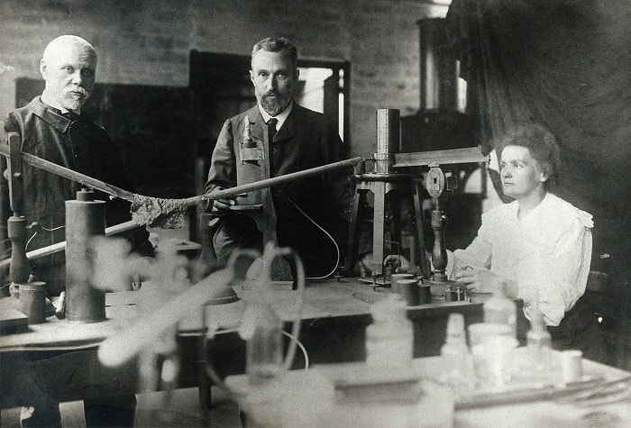 Pierre and Marie Curie are displayed at the front of the piezoelectric quartz