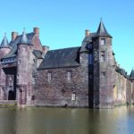 What are the differences between a manor house and a castle