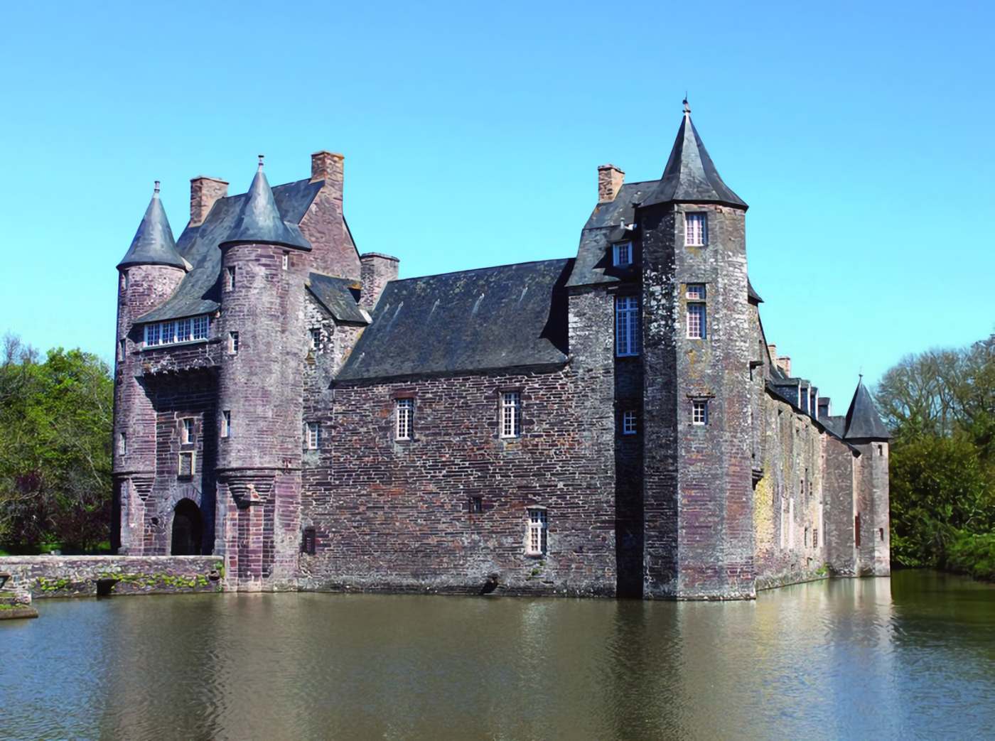 What are the differences between a manor house and a castle