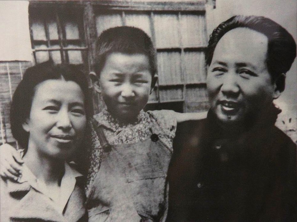 Mao with Jiang Qing and daughter Li Na in the 1940s
