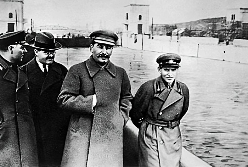 This picture shows Stalin (possibly 1.62 m or 5'4") and Nikolai Yezhov (1.52 m or 4'12") stand side by side.