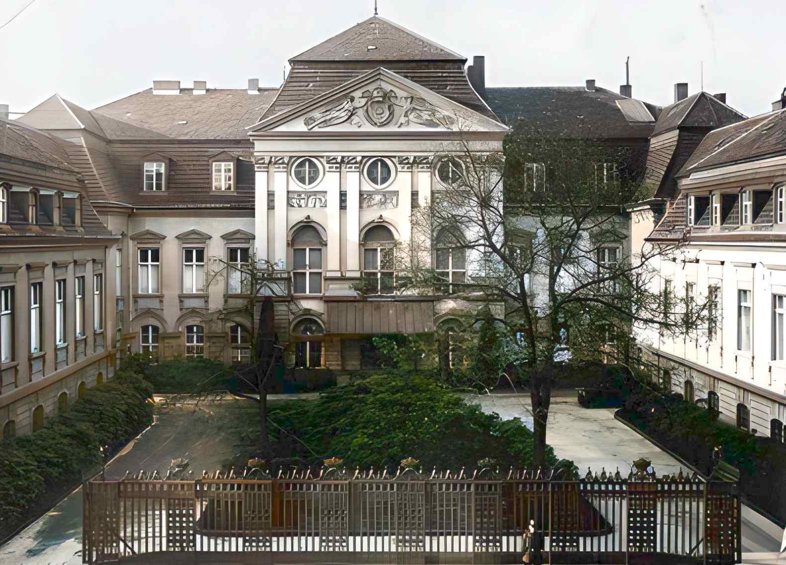 The Berchtesgaden Chancellery Branch Office (also "Little Reich Chancellery") was built between 1937 and 1945 and was owned by Adolf Hitler.
