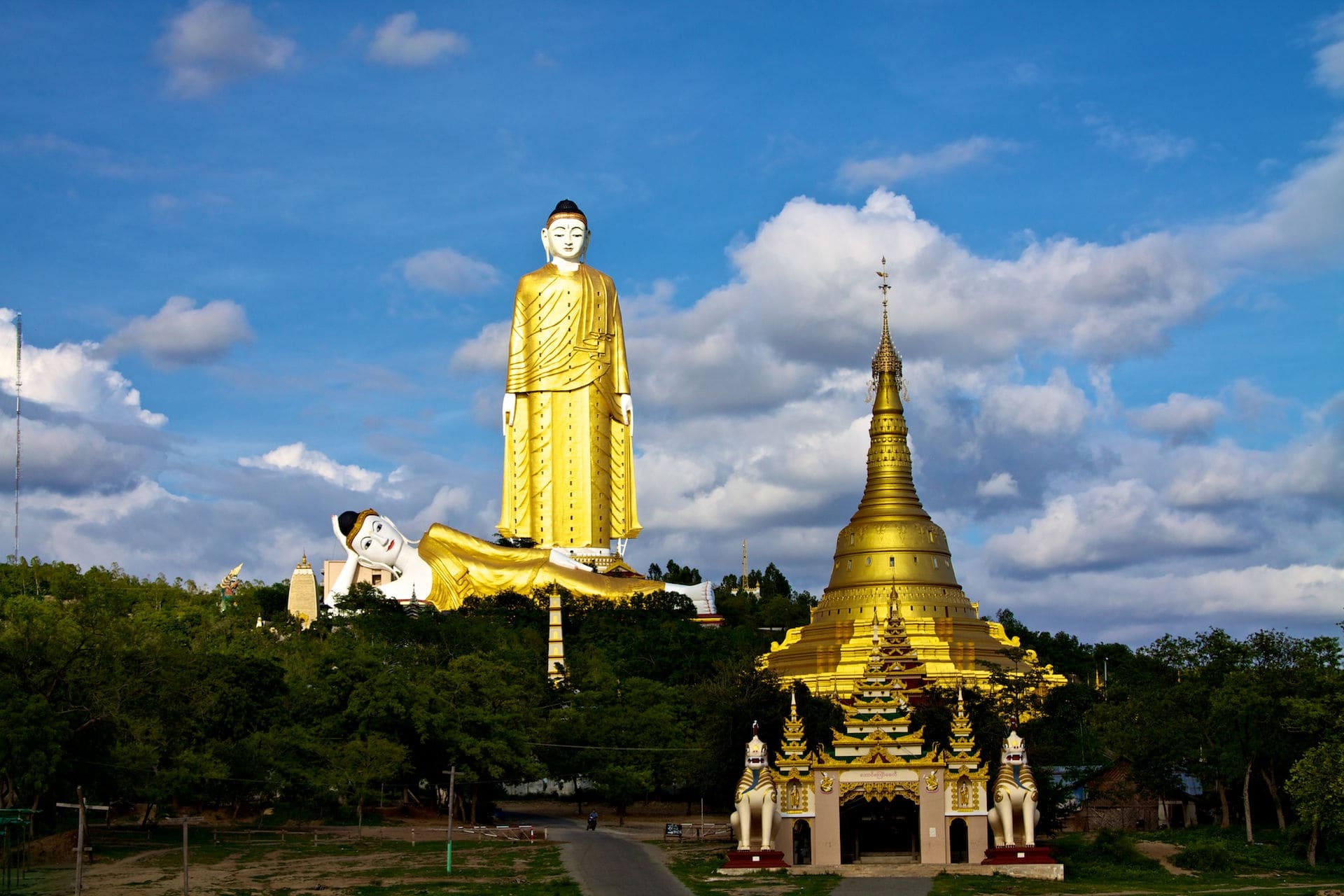 The Laykyun Sekkya (back), along with the Reclining Buddha Statue (middle) and Aung Sekkya Pagoda (front).