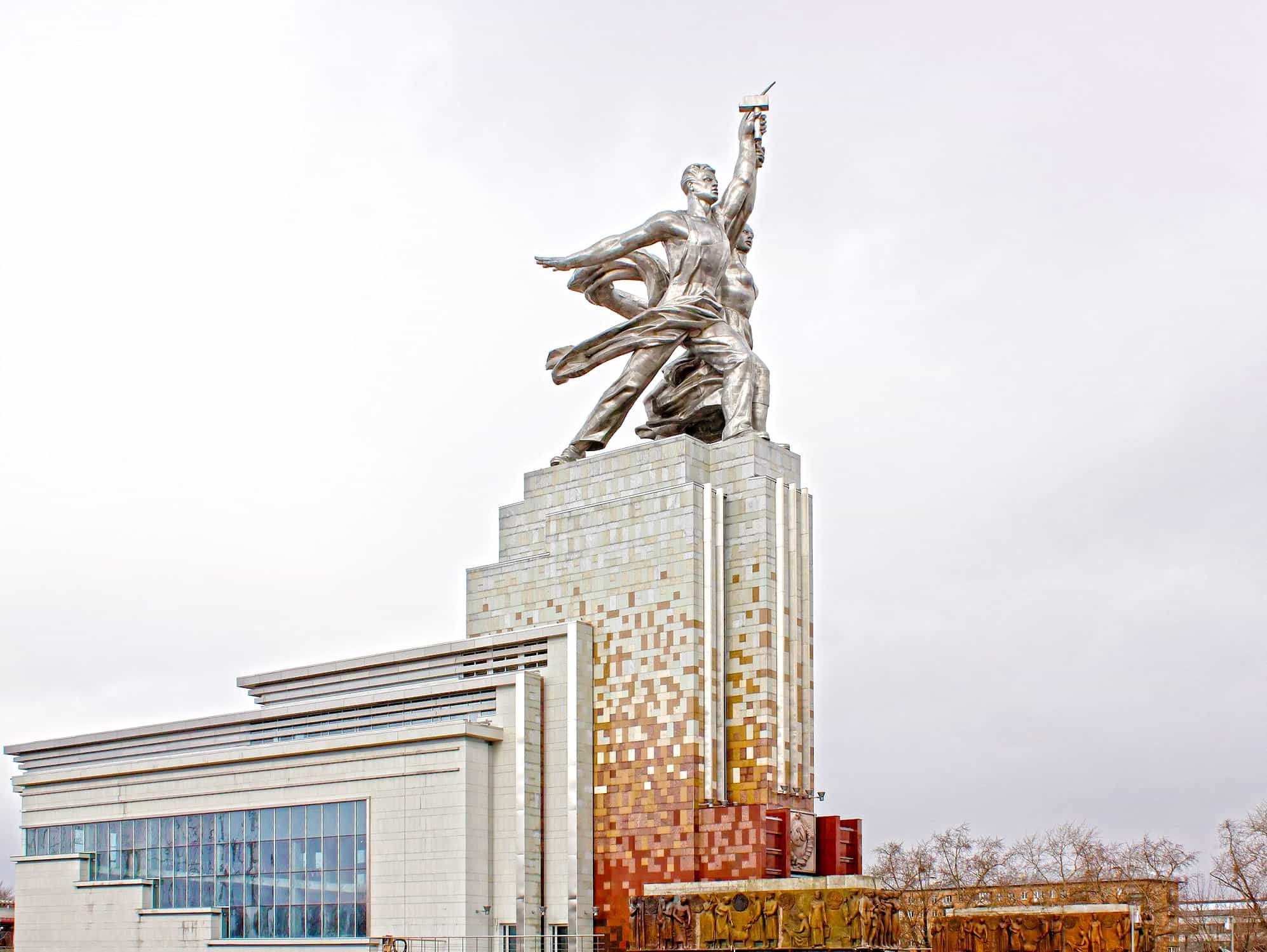 The Worker and Kolkhoz Woman above the Vera Mukhina Museum in Moscow today.