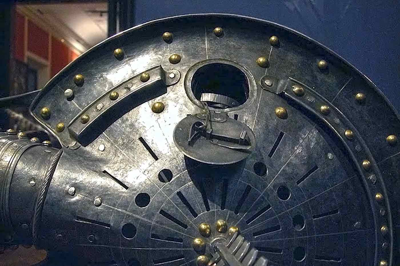 The flap on the lantern shield to flash the lantern's light onto the enemy's eye to temporarily blind them. A specimen from 1540s, Kunsthistorisches Museum Wien.