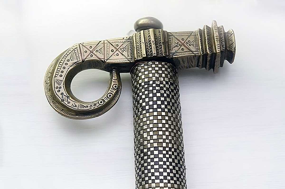 An ornamented metal obuch.