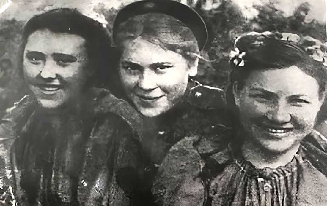 Roza Shanina and her friends Aleksandra Sasha Yekimova and Kaleriya Kalya Petrova.