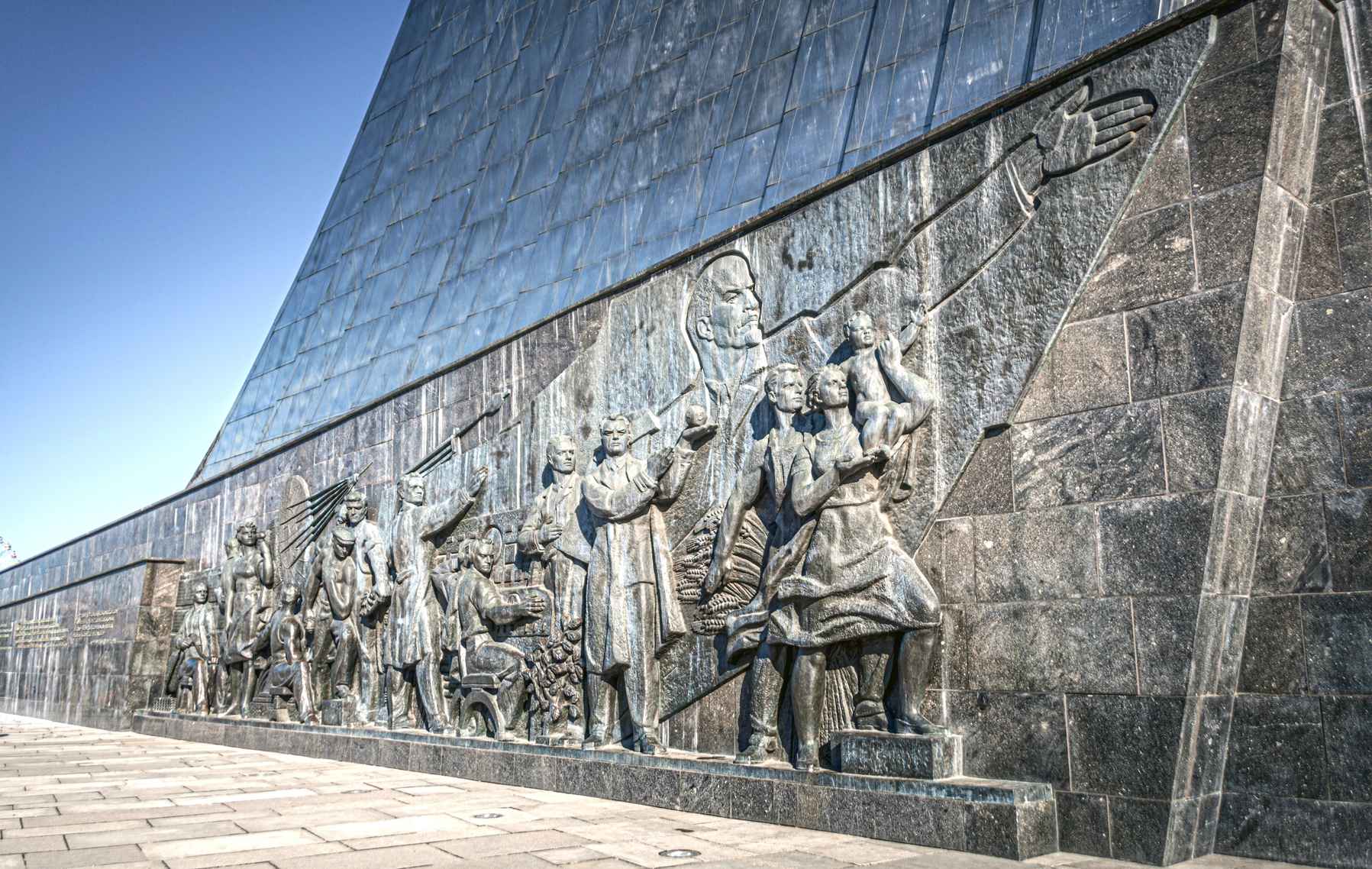 The wall of the Monument to the Conquerors of Space is decorated with bas-reliefs of scientists.