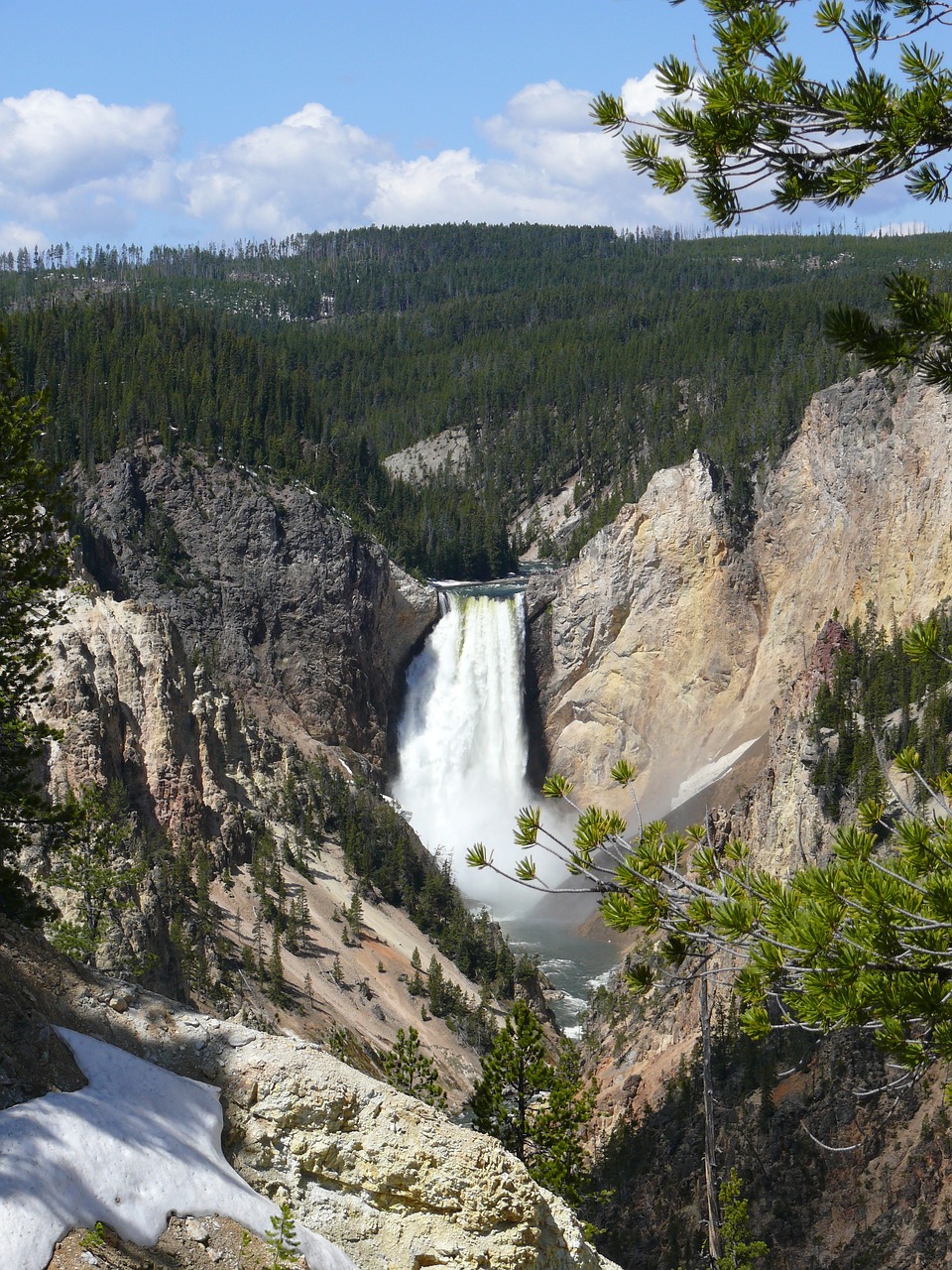 Yellowstone Falls, Yellowstone National Park, Montana.