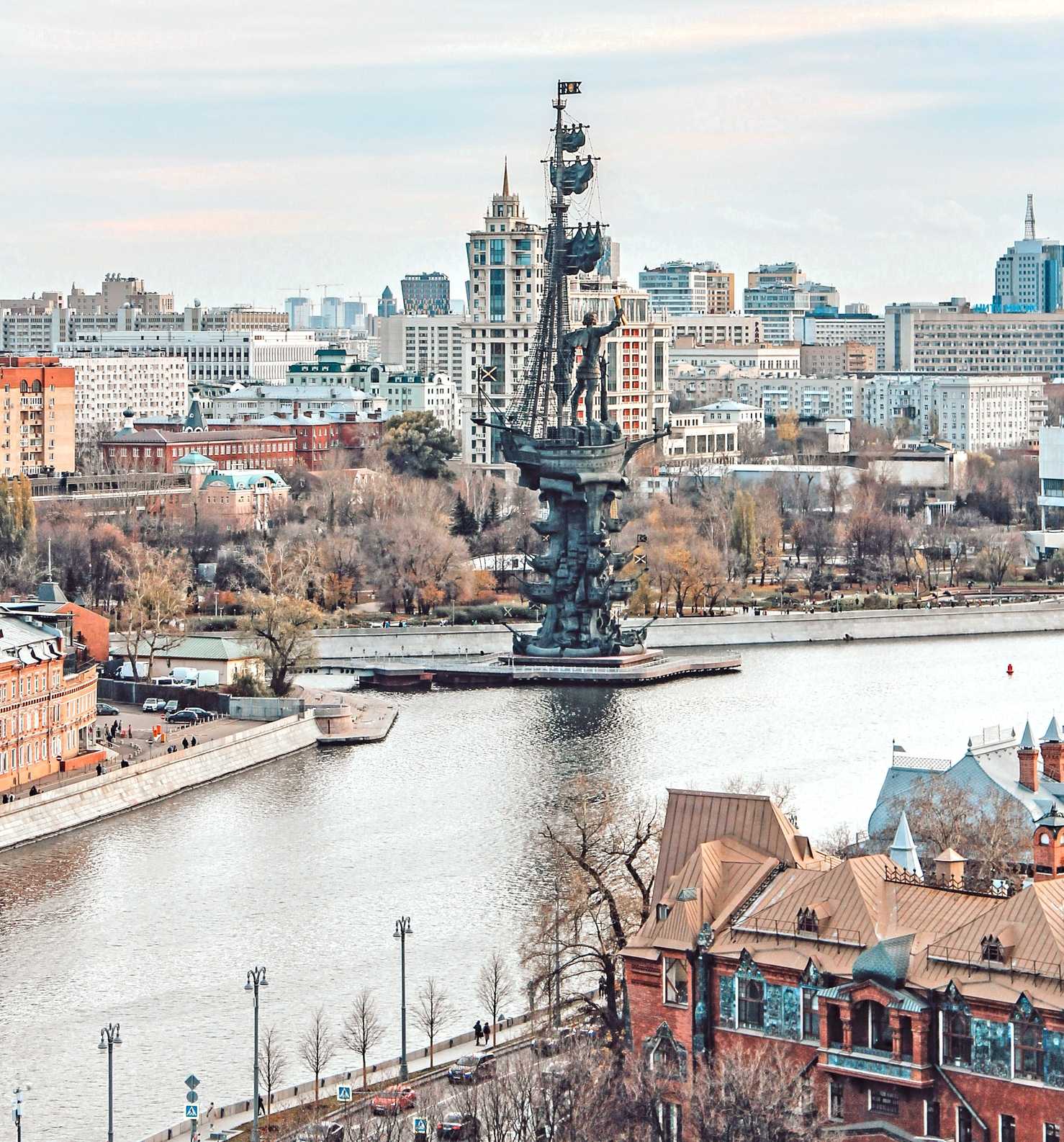 Peter the Great Statue and Moskva River.