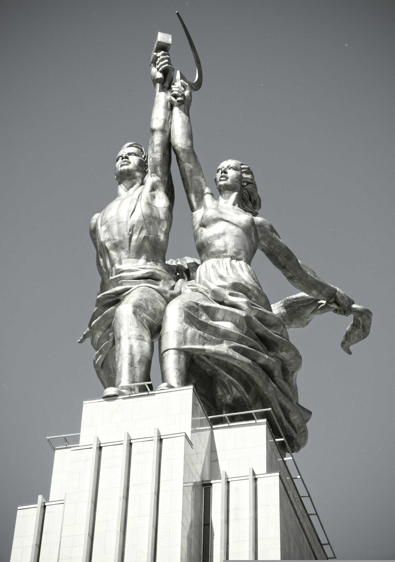 worker-and-kolkhoz-woman statue monument