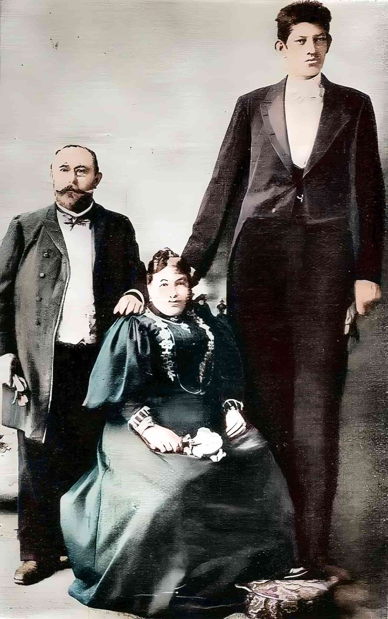 Julius Koch next to his family