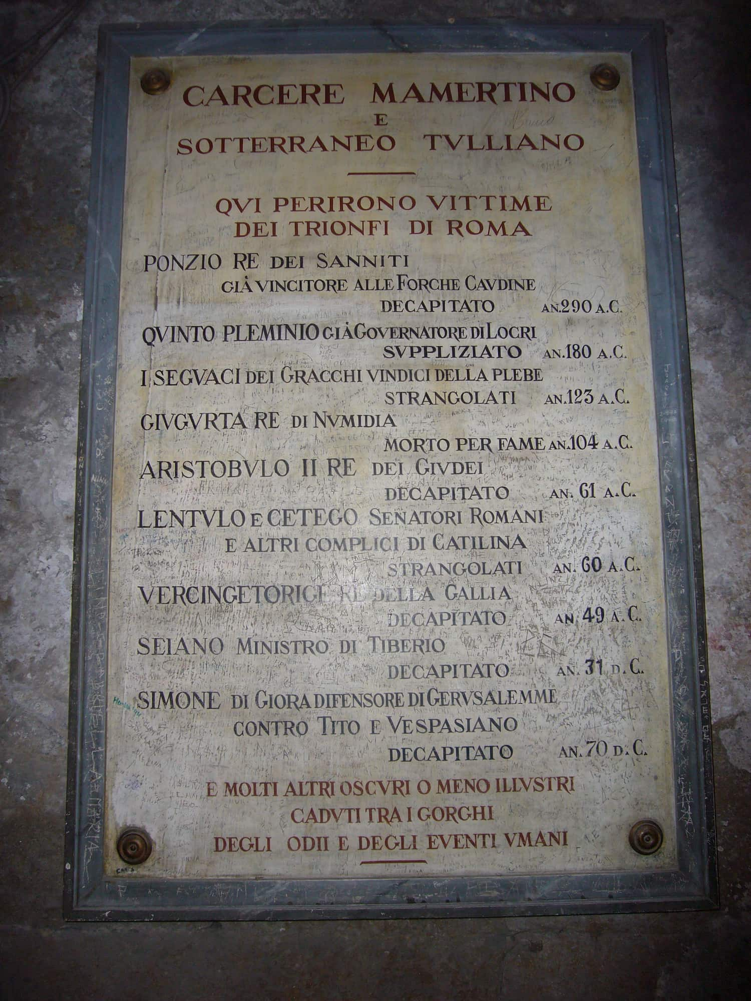 Tombstone in the Mamertina prison with the names of the illustrious prisoners who were imprisoned there in Antiquity before being executed.