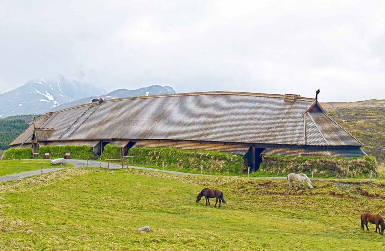 Mead Hall The Longhouse of the Nordic Kings Malevus