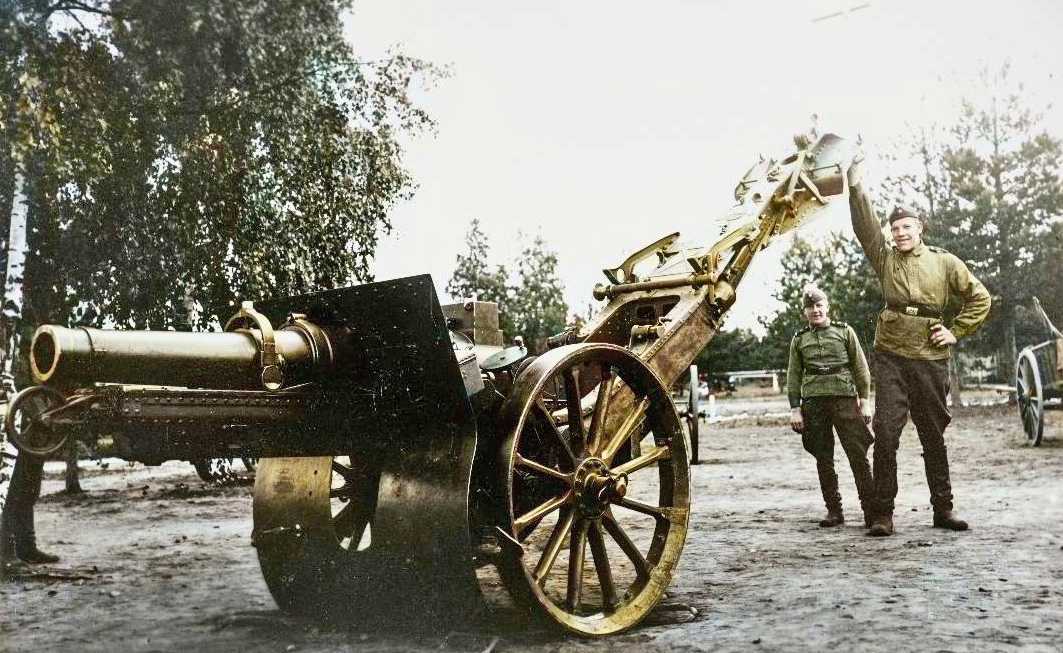 Finland's largest gunner, Väinö Myllyrinne, lifts up the trailer of a heavy howitzer, 1928-1930.