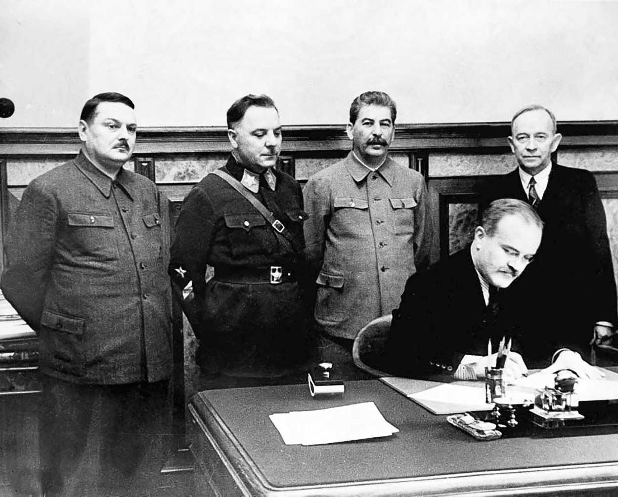 Stalin's height compared to Zhdanov, Voroshilov, Stalin, Ribbentrop and Molotov signing the Molotov--Ribbentrop pact.