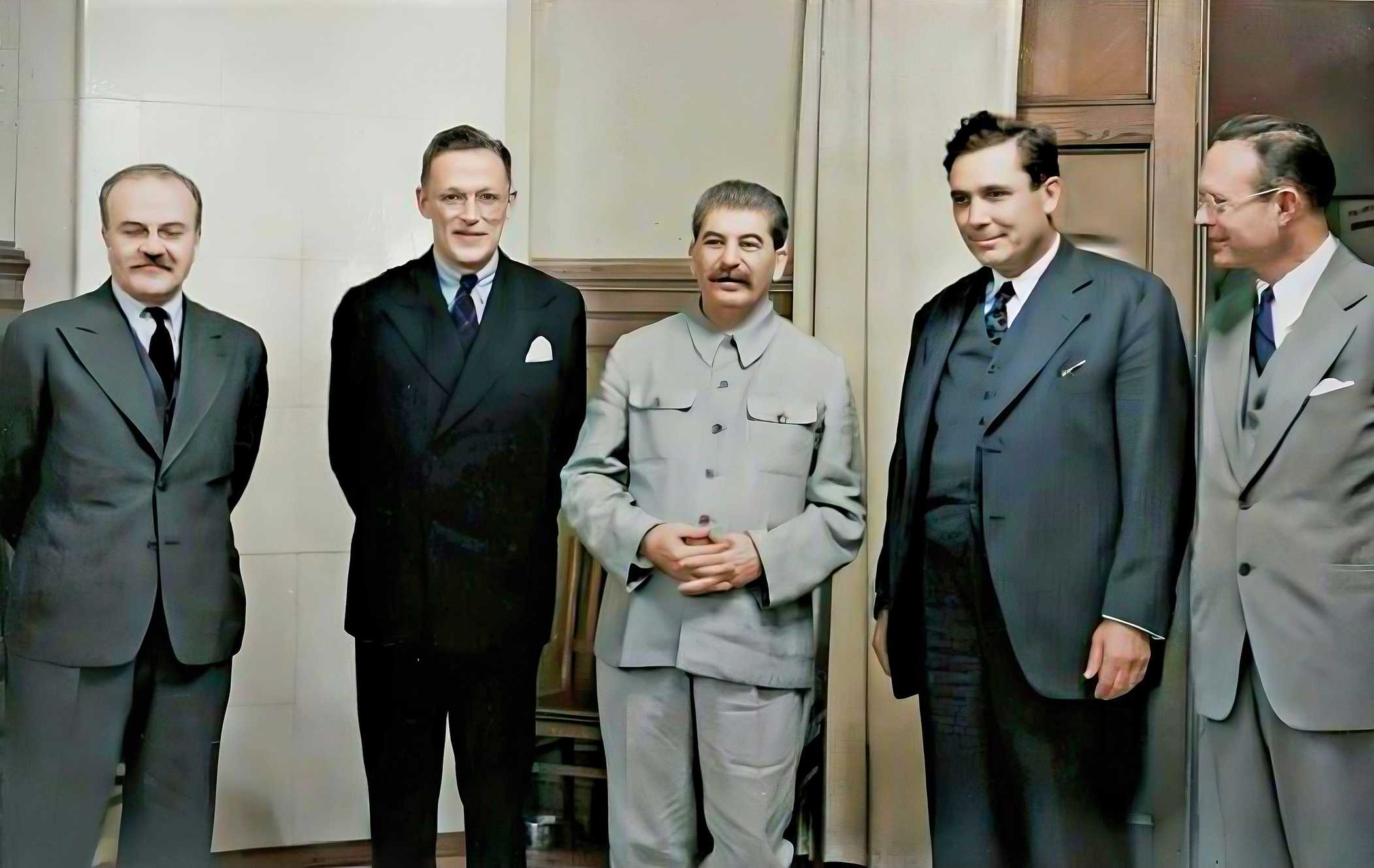 Stalin's height compared to various representatives. From left to right: USSR Foreign Minister Vyacheslav Molotov, photographer of the US President's representative Ralph Barnes, Chairman of the USSR State Defense Committee Joseph Stalin, personal representative of the US President, Mr. Wendell Wilkie and a member of the American delegation, Mr. Coles.