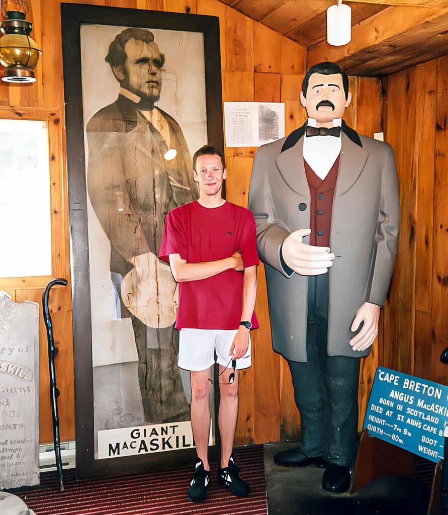 Angus MacAskill next to a normal-sized gentleman.