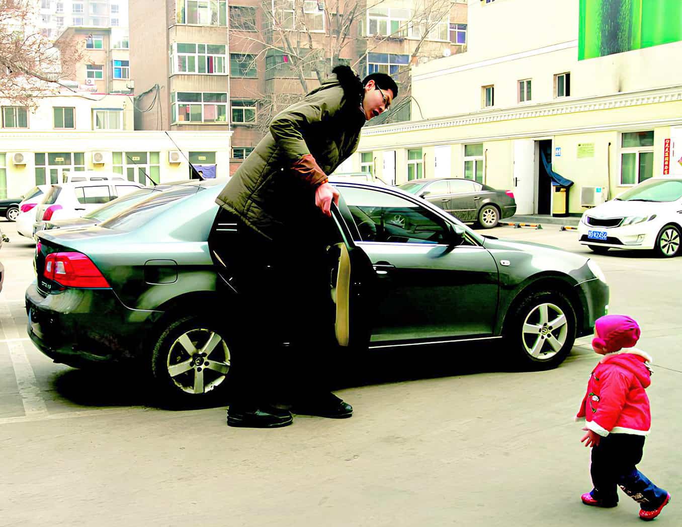 zhang-juncai-at-7-11-he-is-the-tallest-living-chinese-malevus