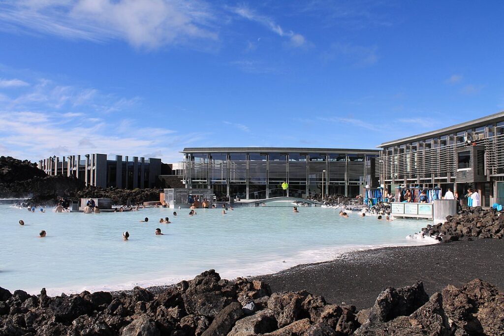 The Blue Lagoon in the immediate vicinity of the volcanic hotspot had to suspend its bathing operations for the time being.