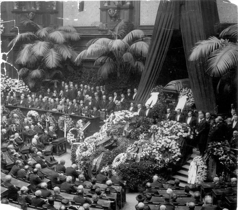 State memorial ceremony with Rathenau's laid-out coffin in the Reichstag, 27 June 1922