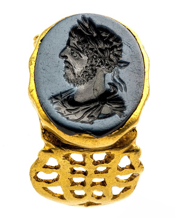  Gold signet ring with portrait of Commodus, found in Tongeren (Belgium)