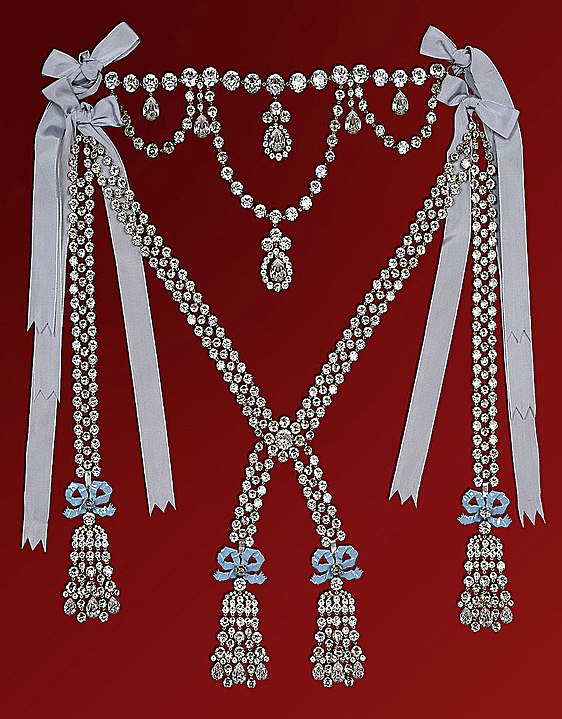 Zirconia reconstruction of the Queen's necklace (Château de Breteuil).