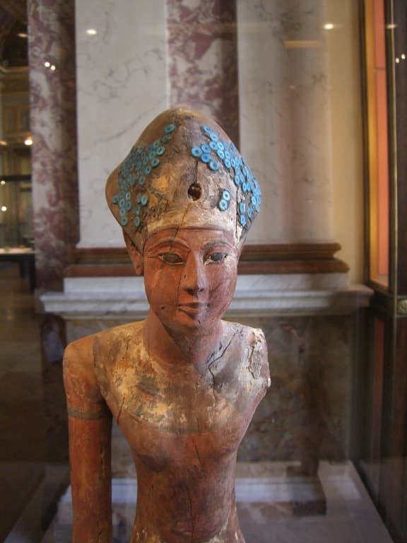 Blue crown of Amenhotep I with remnants of blue rings.