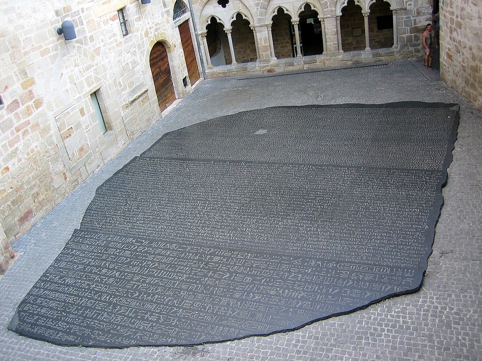 Place des Écritures, Figeac: Monumental reproduction of the Rosetta Stone.