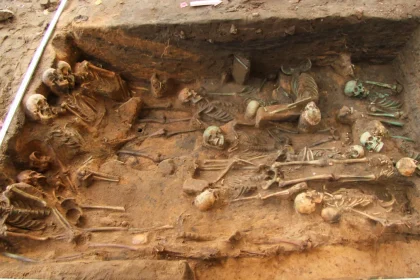 Dead buried in a sitting position (left) and people lying on their side (bottom half) with a dense filling in the center of the pit