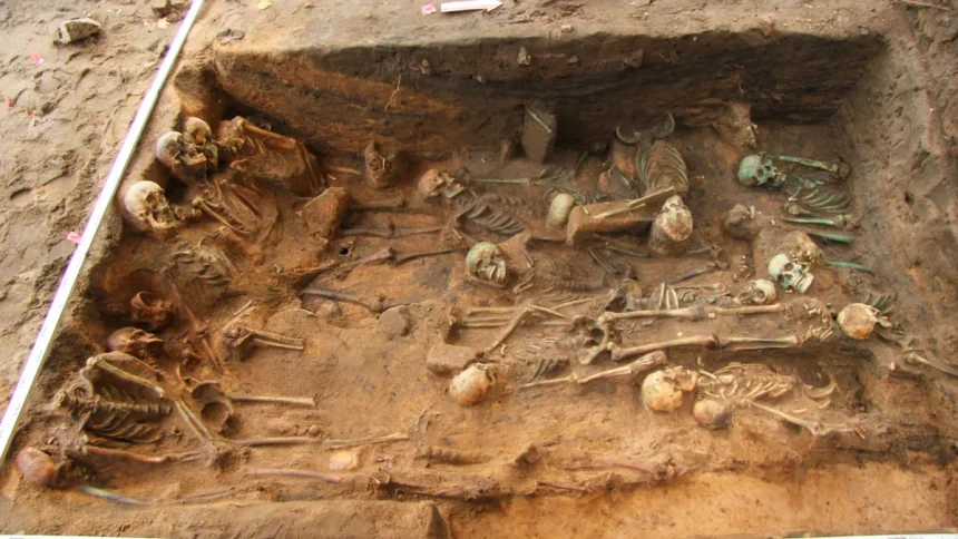 Dead buried in a sitting position (left) and people lying on their side (bottom half) with a dense filling in the center of the pit