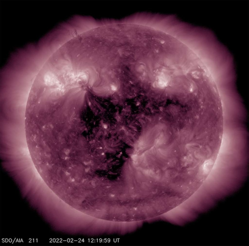 This image of the Sun was taken on February 24, 2022, by the AIA imager of NASA's SDO probe at a wavelength of 21.1 nanometers